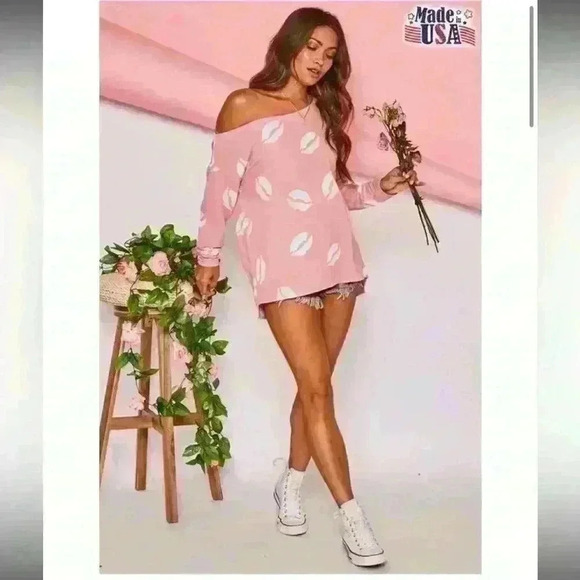 💋Fantastic Fawn ENDEAR LipPrint Asymmetric Cutout Jersey Top Size L - Picture 1 of 9